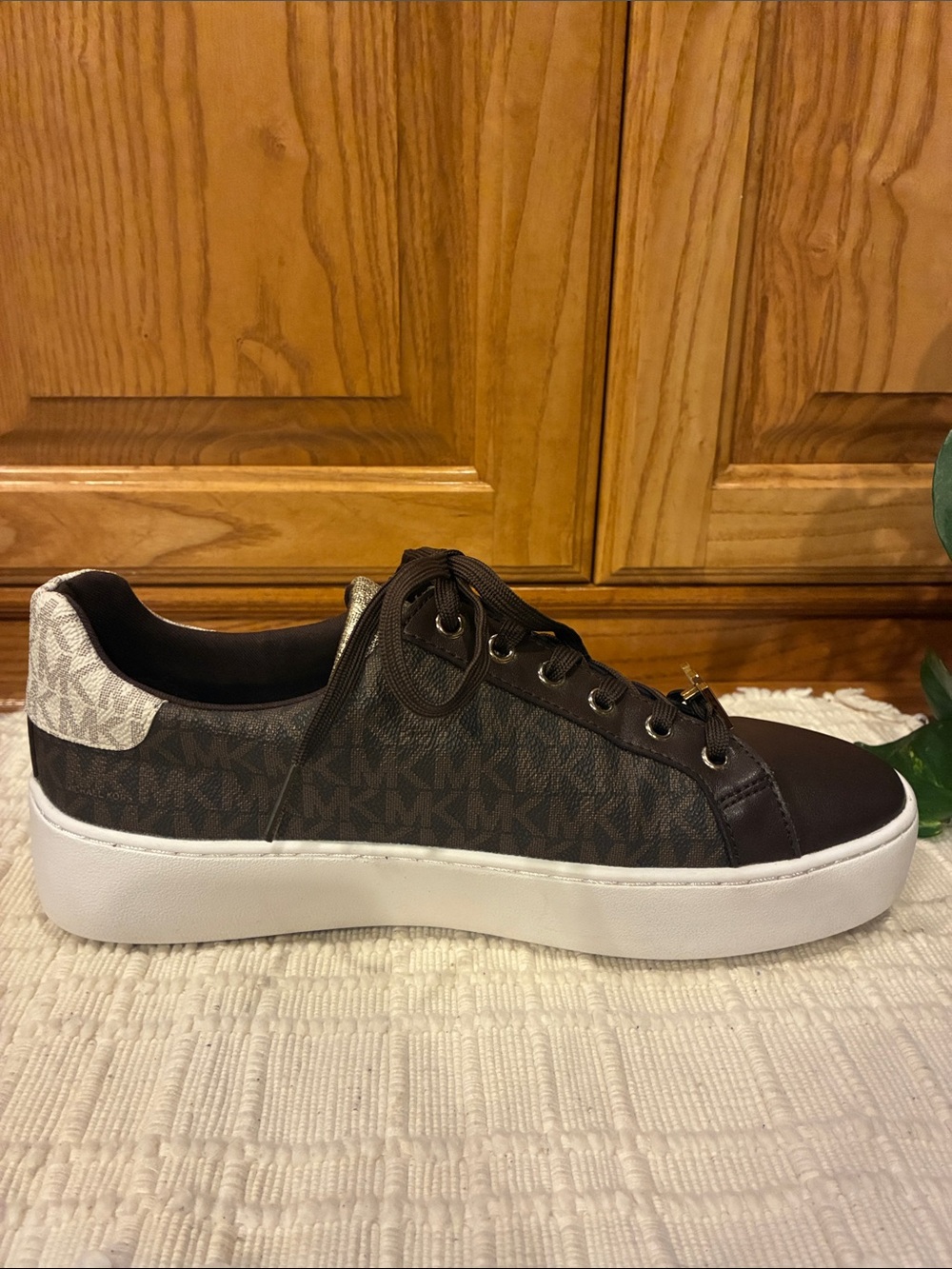 Size 9.5 MICHAEL Michael Kors Poppy Logo Platform Sneaker w/ Gold Accent (ABBA) - Picture 10 of 16